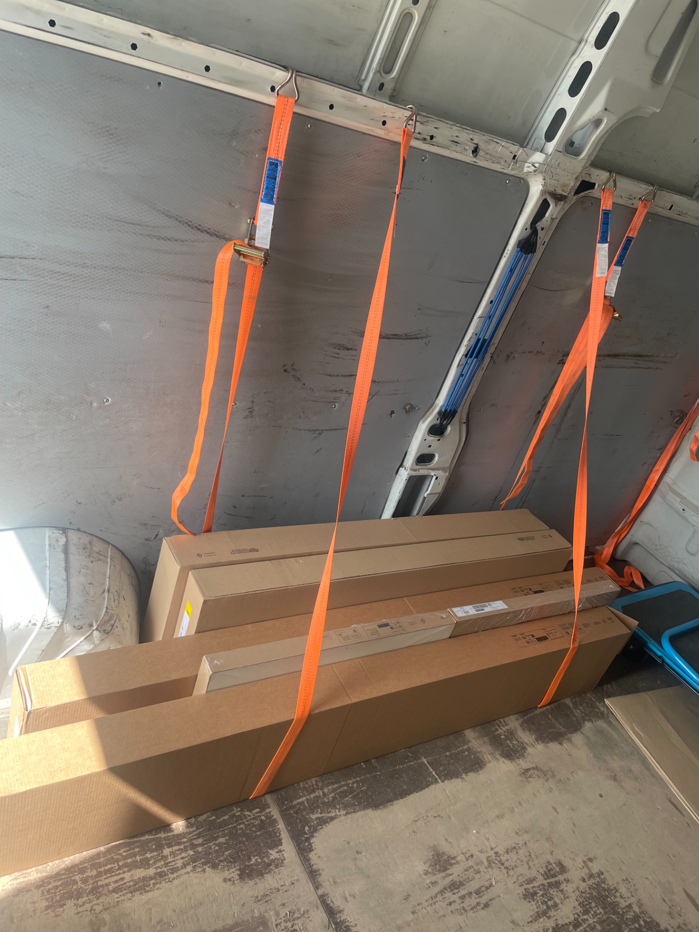 Transport mebli w paczkach z IKEA Szczecin, zabezpieczony pasami transportowymi w busie firmy przeprowadzkowej Mrówka Trans.