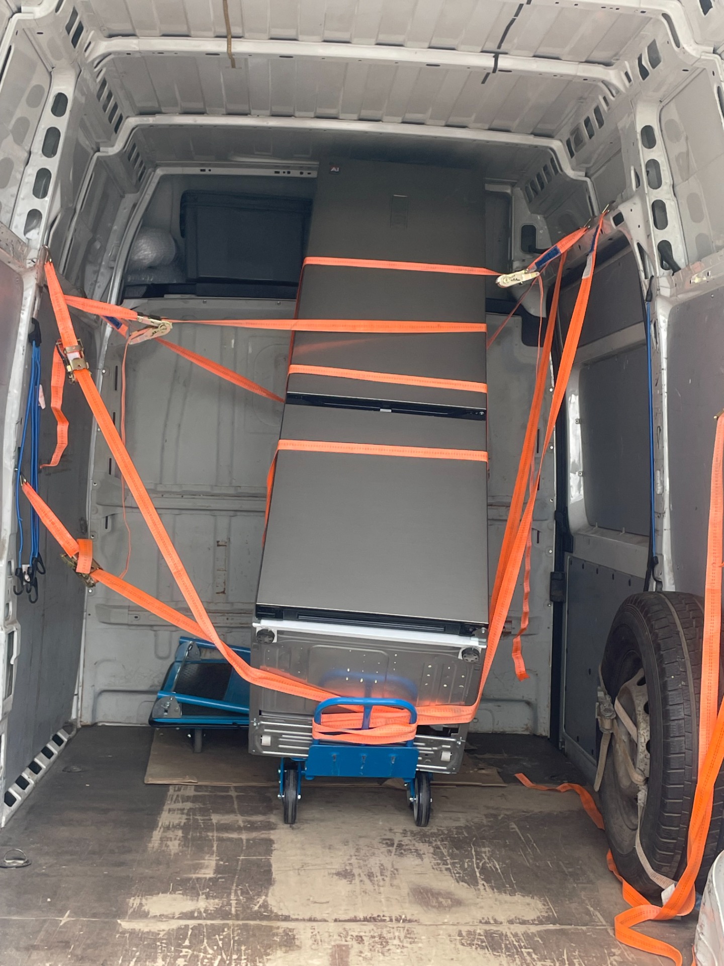 Transport lodówki Szczecin Mierzyn - profesjonalne zabezpieczenie pasami w busie.